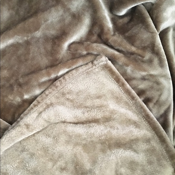 JC Penney brown polyester blanket - Picture 4 of 4